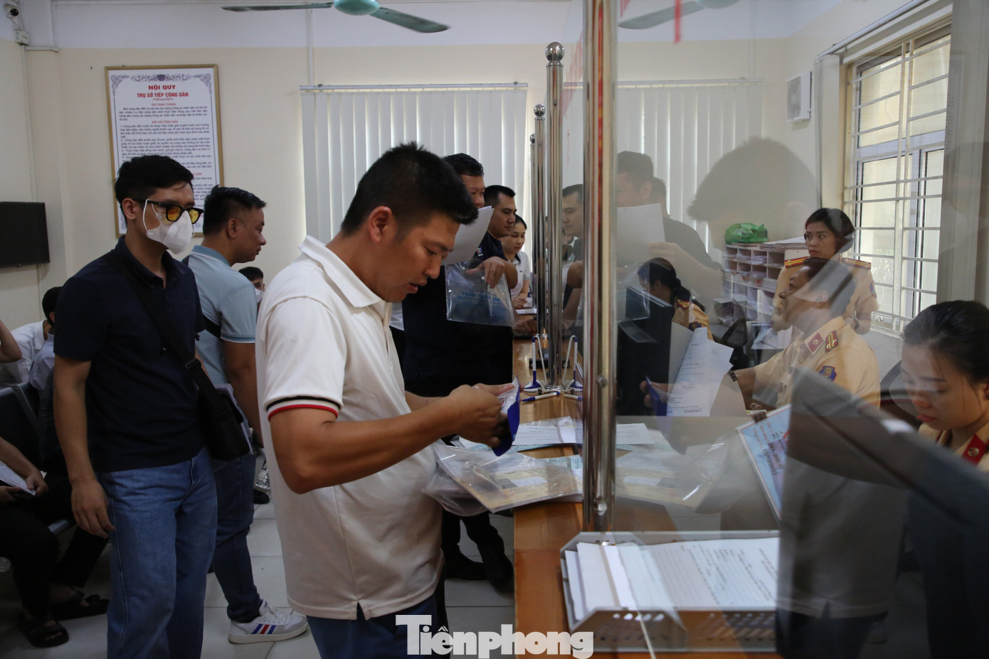 Nhiều người phải mất vài ngày mới hoàn thành xong các thủ tục sang tên đổi chủ ô tô. Nhiều người phải mất vài ngày mới hoàn thành xong các thủ tục sang tên đổi chủ ô tô.