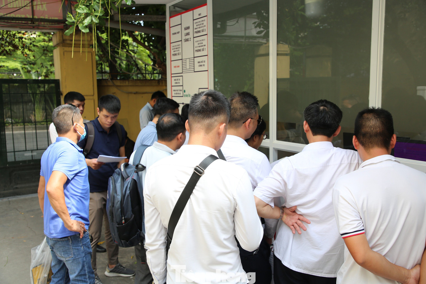 Nhiều người phải xếp hàng chờ làm thủ tục trong ngày 14/8. Nhiều người phải xếp hàng chờ làm thủ tục trong ngày 14/8.