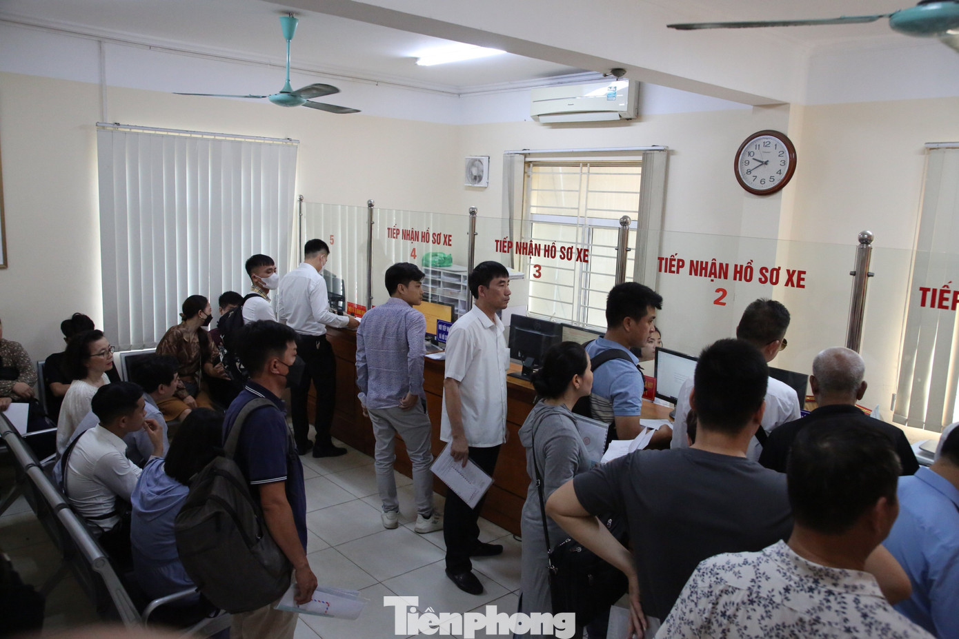 Khu vực tiếp nhận hồ sơ rất đông người dân đến làm thủ tục sang tên đổi chủ ô tô. Khu vực tiếp nhận hồ sơ rất đông người dân đến làm thủ tục sang tên đổi chủ ô tô.