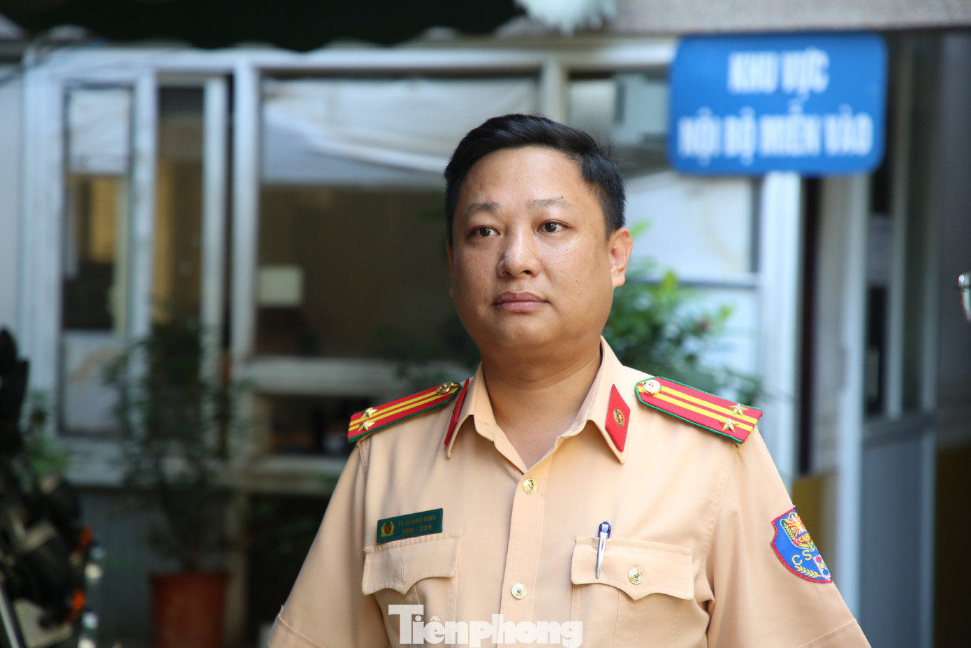 Trung tá Tạ Quang Minh - cán bộ Cơ sở đăng ký xe số 2, Phòng CSGT Công an TP Hà Nội. Trung tá Tạ Quang Minh - cán bộ Cơ sở đăng ký xe số 2, Phòng CSGT Công an TP Hà Nội.