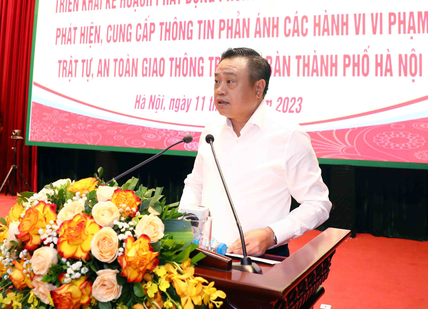 Chủ tịch UBND thành phố Hà Nội Trần Sỹ Thanh đề nghị các sở, ban, ngành thành phố, các đoàn thể, tổ chức chính trị - xã hội hiệp đồng, phối hợp chặt chẽ với lực lượng Công an trong việc phát động phong trào. Chủ tịch UBND thành phố Hà Nội Trần Sỹ Thanh đề nghị các sở, ban, ngành thành phố, các đoàn thể, tổ chức chính trị - xã hội hiệp đồng, phối hợp chặt chẽ với lực lượng Công an trong việc phát động phong trào.