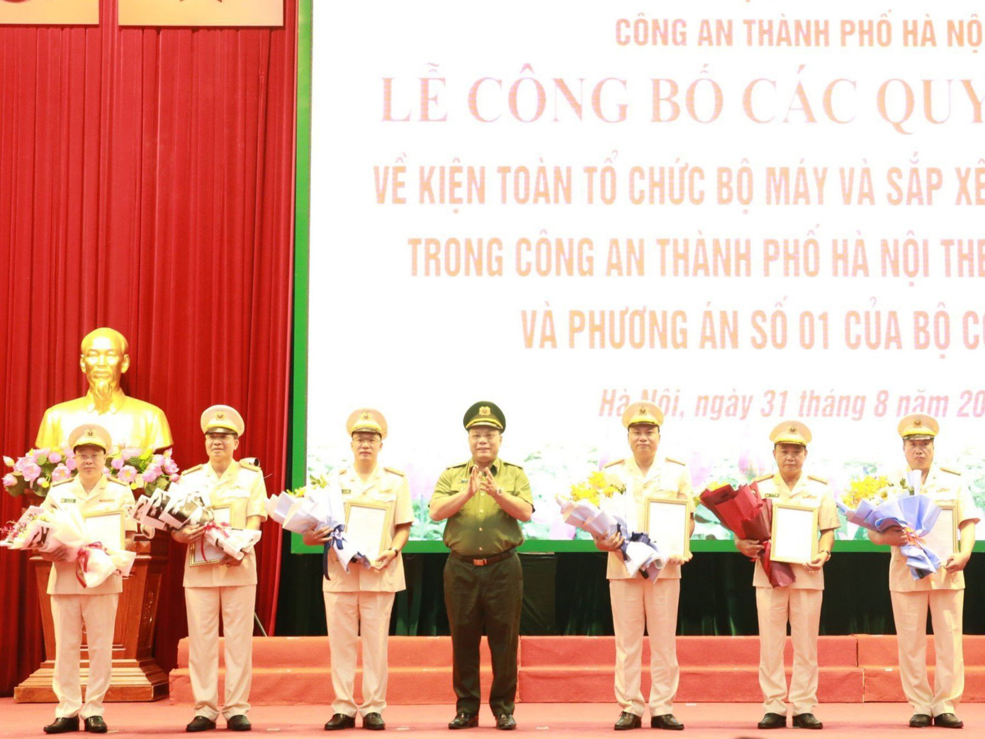 Công an TP Hà Nội tổ chức Lễ công bố các Quyết định về kiện toàn tổ chức bộ máy và sắp xếp, bố trí cán bộ. Công an TP Hà Nội tổ chức Lễ công bố các Quyết định về kiện toàn tổ chức bộ máy và sắp xếp, bố trí cán bộ.