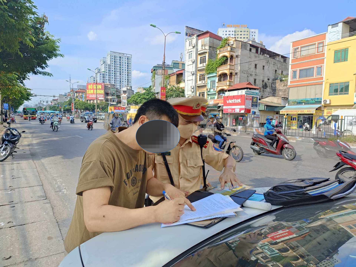 Tài xế ký cam kết không vi phạm trật tự an toàn giao thông. Tài xế ký cam kết không vi phạm trật tự an toàn giao thông.