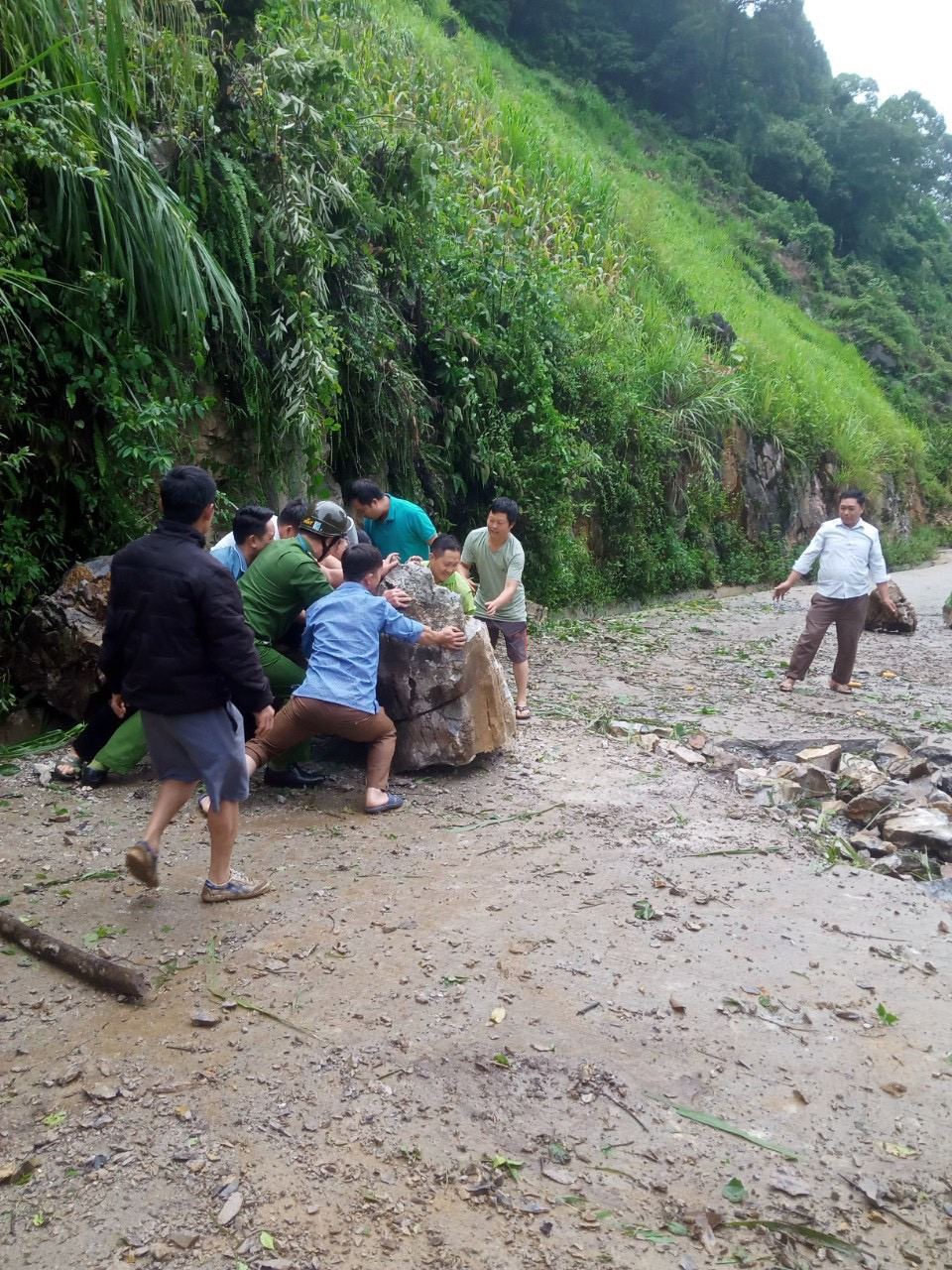 Tuyến Mai Châu đường liên xã Hang Kia, Pà Cò tiếp tục xảy ra mưa lớn, sạt lở, cảnh báo nhân dân và phương tiện đi qua.