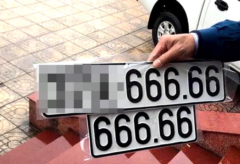 Chiếc biển ngũ quý 6 đấu giá thành công trong phiên mở màn.