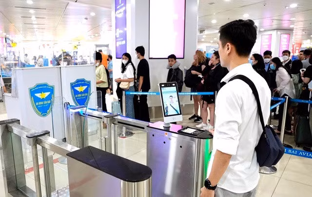 Hành khách xác thực thông tin lên máy bay.