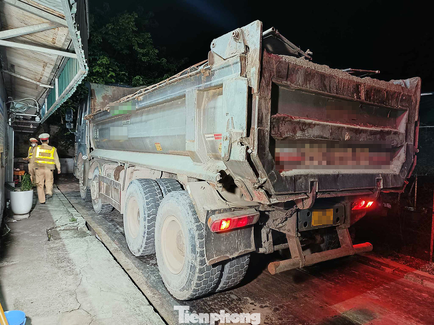 Lực lượng CSGT đưa xe về trạm cân tải trọng.