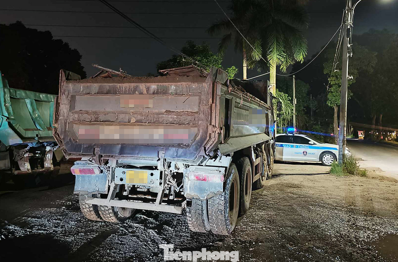 Phát hiện tổ công tác, tài xế đánh xe vào lề đường nhằm tránh bị kiểm tra.