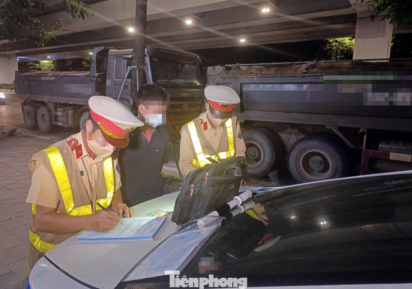 Tổ công tác lập biên bản xử lý vi phạm.