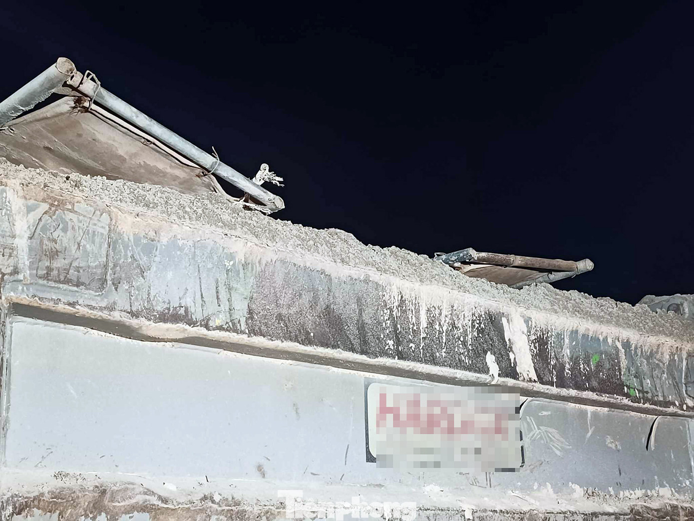 Xe chở cát quá tải trọng.