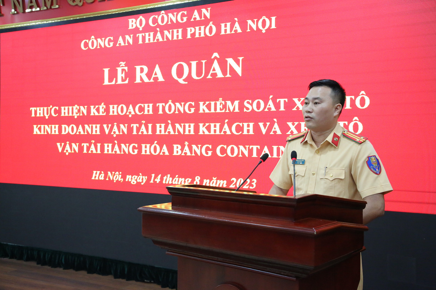 Trung tá Phạm Văn Chiến - Đội trưởng Đội CSGT đường bộ số 6. Trung tá Phạm Văn Chiến - Đội trưởng Đội CSGT đường bộ số 6.