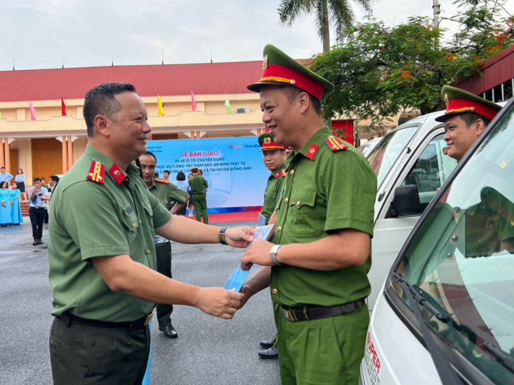 Đại tá Phạm Thanh Hùng - Phó Giám đốc Công an TP Hà Nội dự lễ bàn giao xe cho Công an huyện Đông Anh.