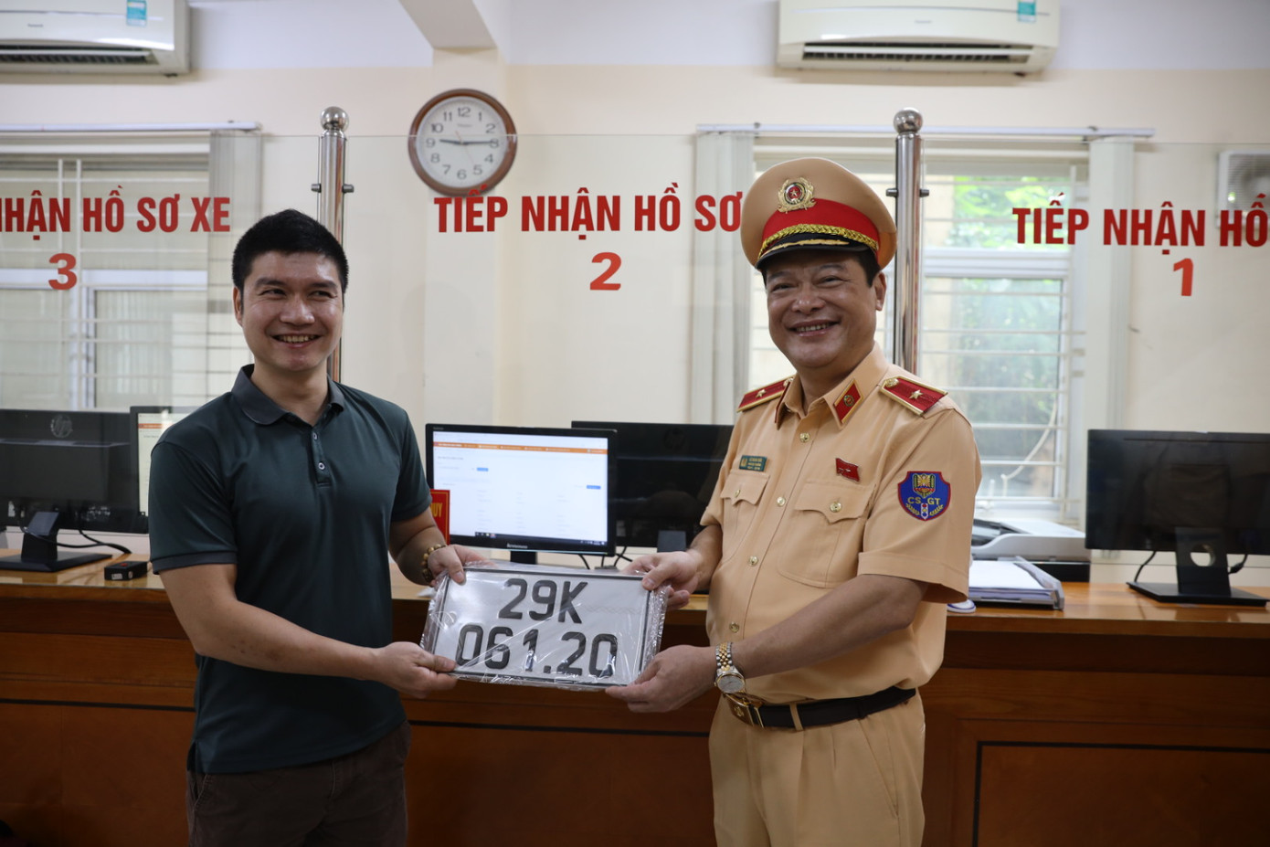 Thiếu tướng Lê Xuân Đức - Phó Cục trưởng Cục CSGT, trao biển số cho chủ phương tiện. Thiếu tướng Lê Xuân Đức - Phó Cục trưởng Cục CSGT, trao biển số cho chủ phương tiện.