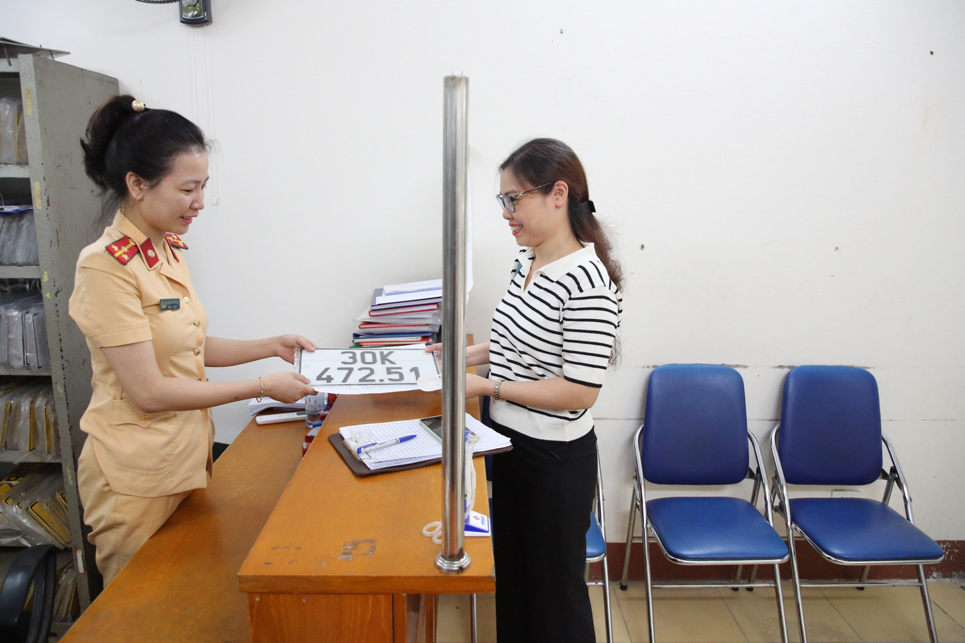 Nhiều người dân nhận biển số trong ngày 15/8. Nhiều người dân nhận biển số trong ngày 15/8.