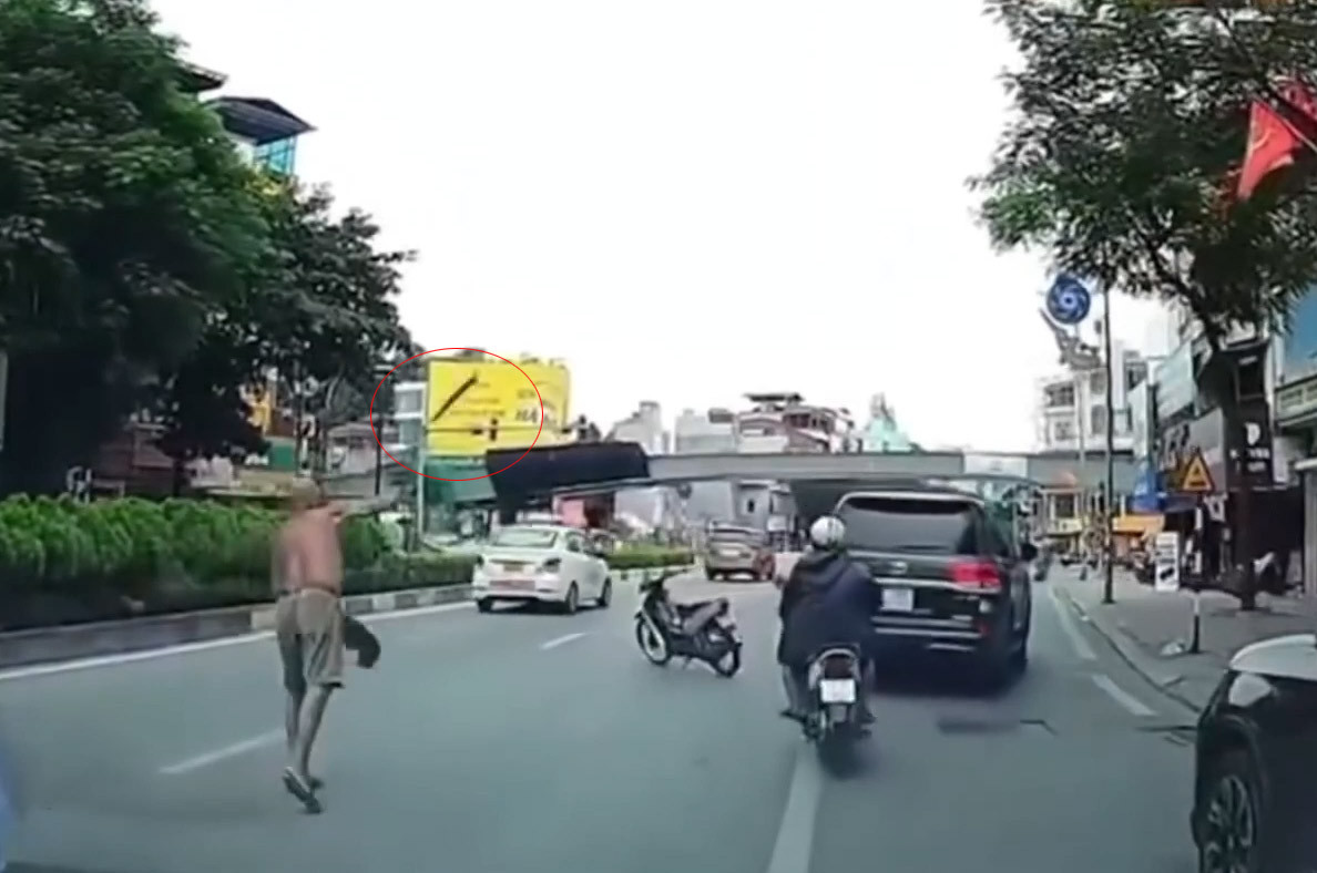 Hình ảnh người đàn ông ném dao về phía ô tô. Ảnh cắt từ video