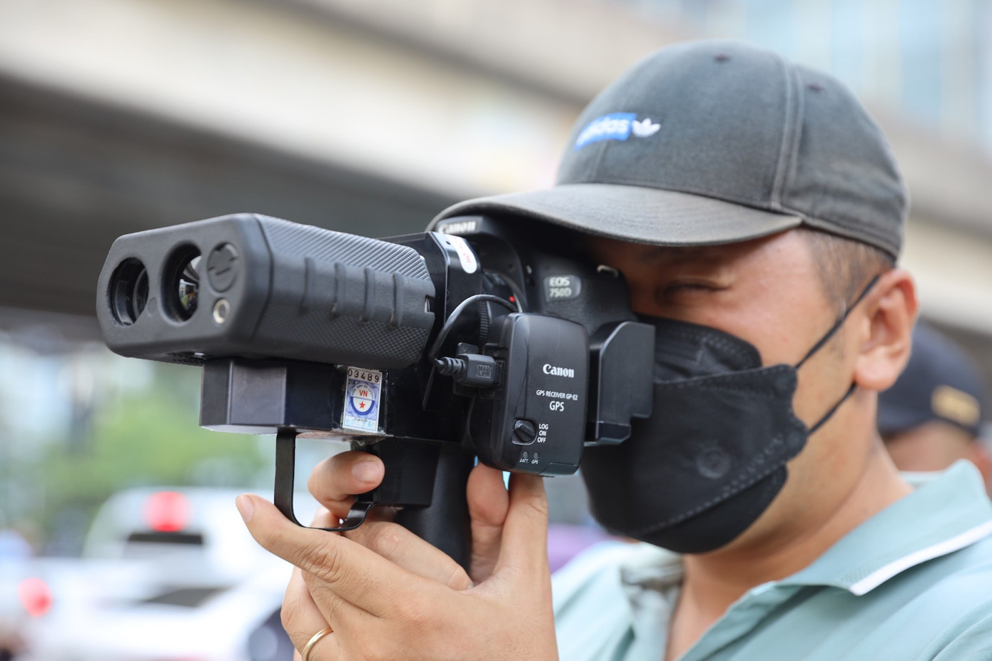 Lực lượng CSGT hoá trang bắn tốc độ xe "rùa bò" trên tuyến đường Phạm Hùng. Lực lượng CSGT hoá trang bắn tốc độ xe "rùa bò" trên tuyến đường Phạm Hùng.