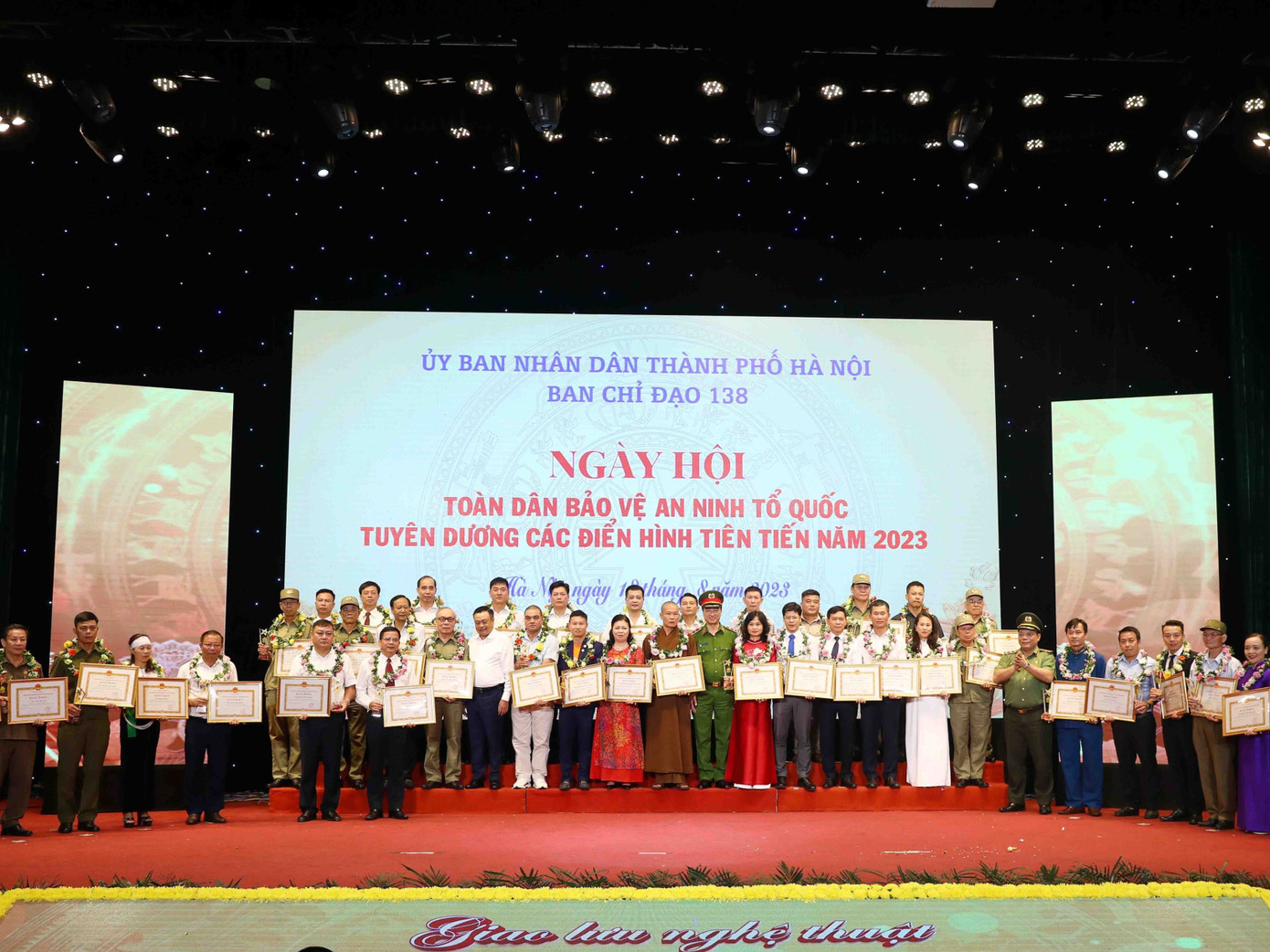 Tuyên dương gương điển hình tiên tiến trong phong trào toàn dân bảo vệ an ninh Tổ quốc.