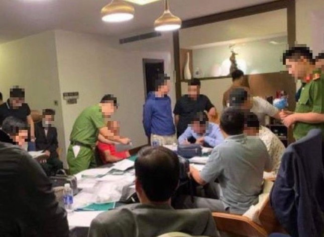 Hình ảnh lực lượng chức năng kiểm tra khách sạn.