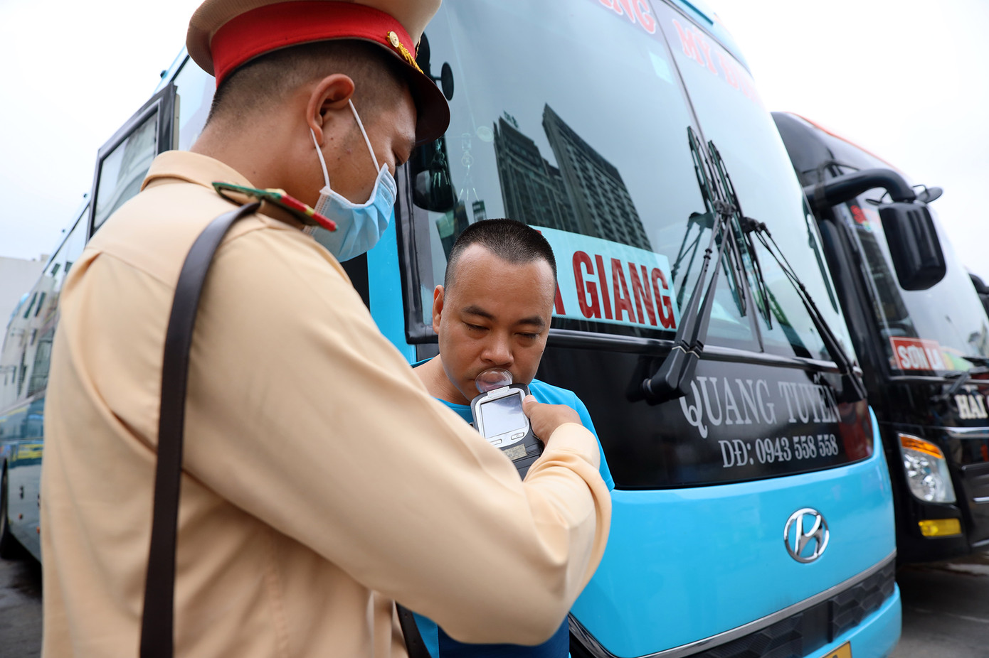 Lực lượng CSGT kiểm tra nồng độ cồn tài xế.