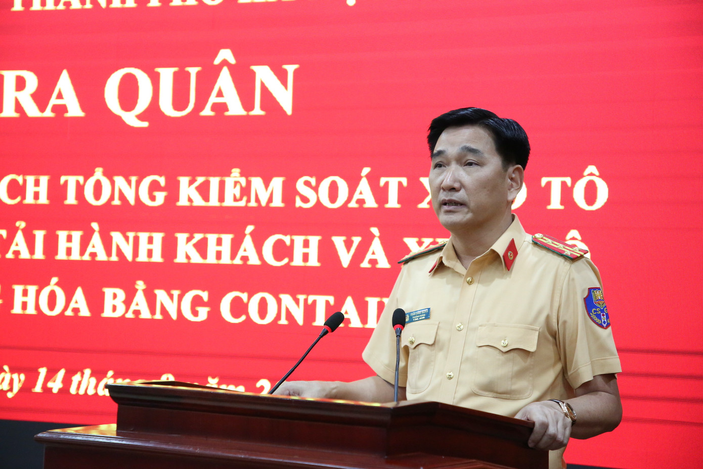 Đại tá Trần Đình Nghĩa - Trưởng Phòng CSGT Công an TP Hà Nội phát biểu tại buổi lễ ra quân. Đại tá Trần Đình Nghĩa - Trưởng Phòng CSGT Công an TP Hà Nội phát biểu tại buổi lễ ra quân.