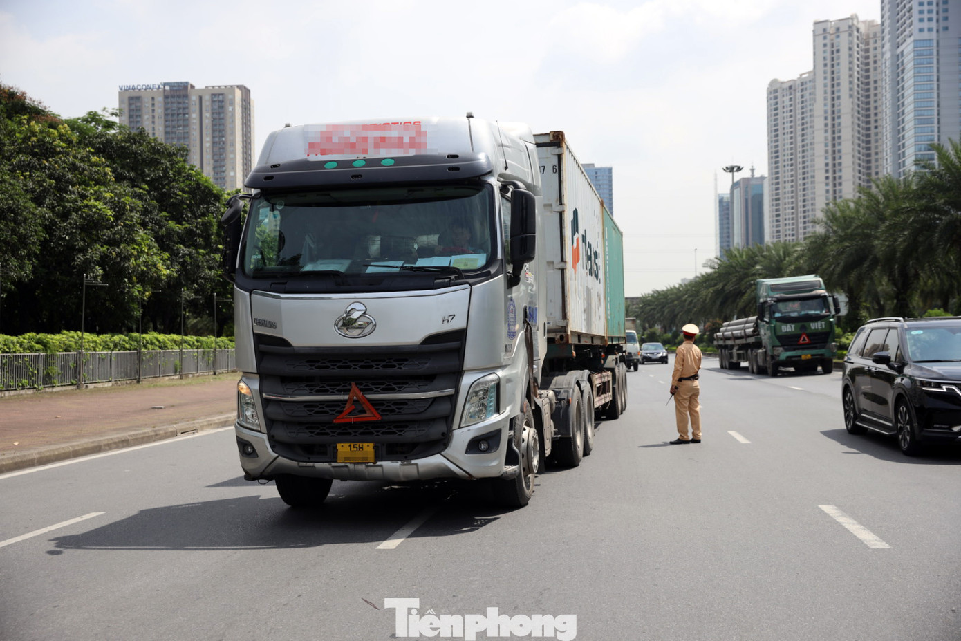 Tổ công tác dừng các phương tiện lưu thông theo hướng trung tâm thành phố đi Đại lộ Thăng Long kiểm tra.