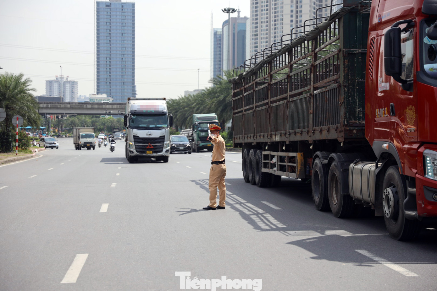 Ngày 23/8, tổ công tác Đội CSGT đường bộ số 6, Phòng CSGT Công an TP Hà Nội lập chốt kiểm tra nồng độ cồn, ma túy các tài xế xe container tại khu vực Đại lộ Thăng Long (Hà Nội).