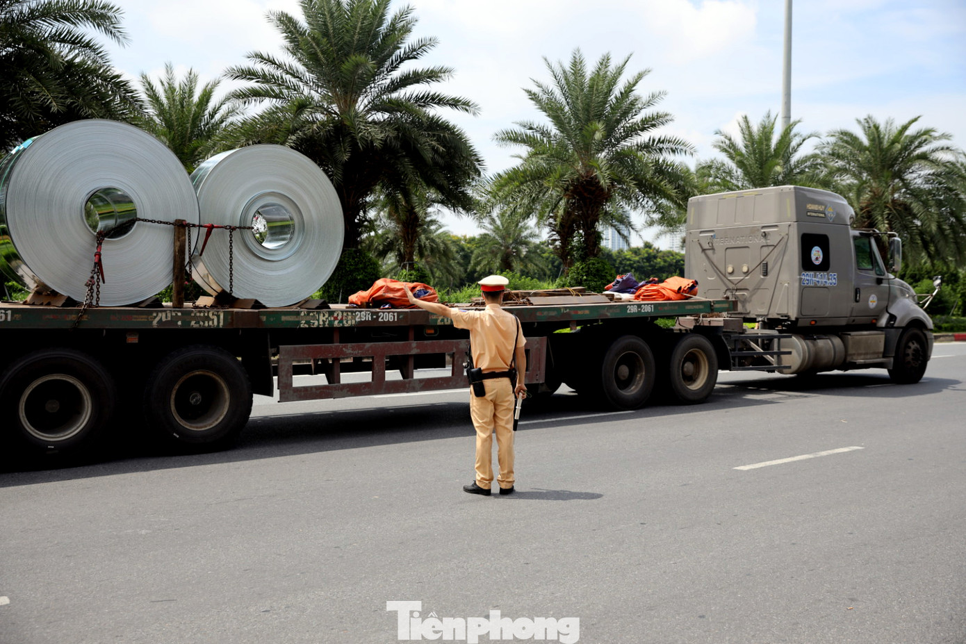 Trước đó, chiều 14/8, Công an TP Hà Nội tổ chức lễ ra quân thực hiện Kế hoạch tổng kiểm soát xe ô tô kinh doanh vận tải hành khách và xe ô tô vận tải hàng hoá bằng container. Theo thống kê từ Đội CSGT đường bộ số 6, từ 15/8 đến nay đơn vị kiểm tra 78 lượt xe container, xử lý 8 trường hợp vi phạm.