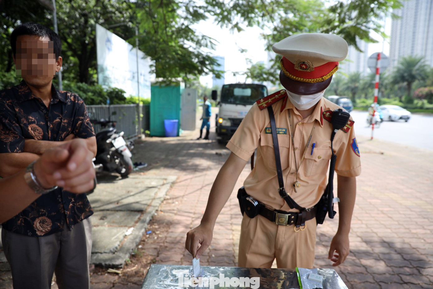 Ngoài ra, lực lượng chức năng yêu cầu tài xế lấy mẫu nước tiểu kiểm tra nhanh chất kích thích, ma túy.