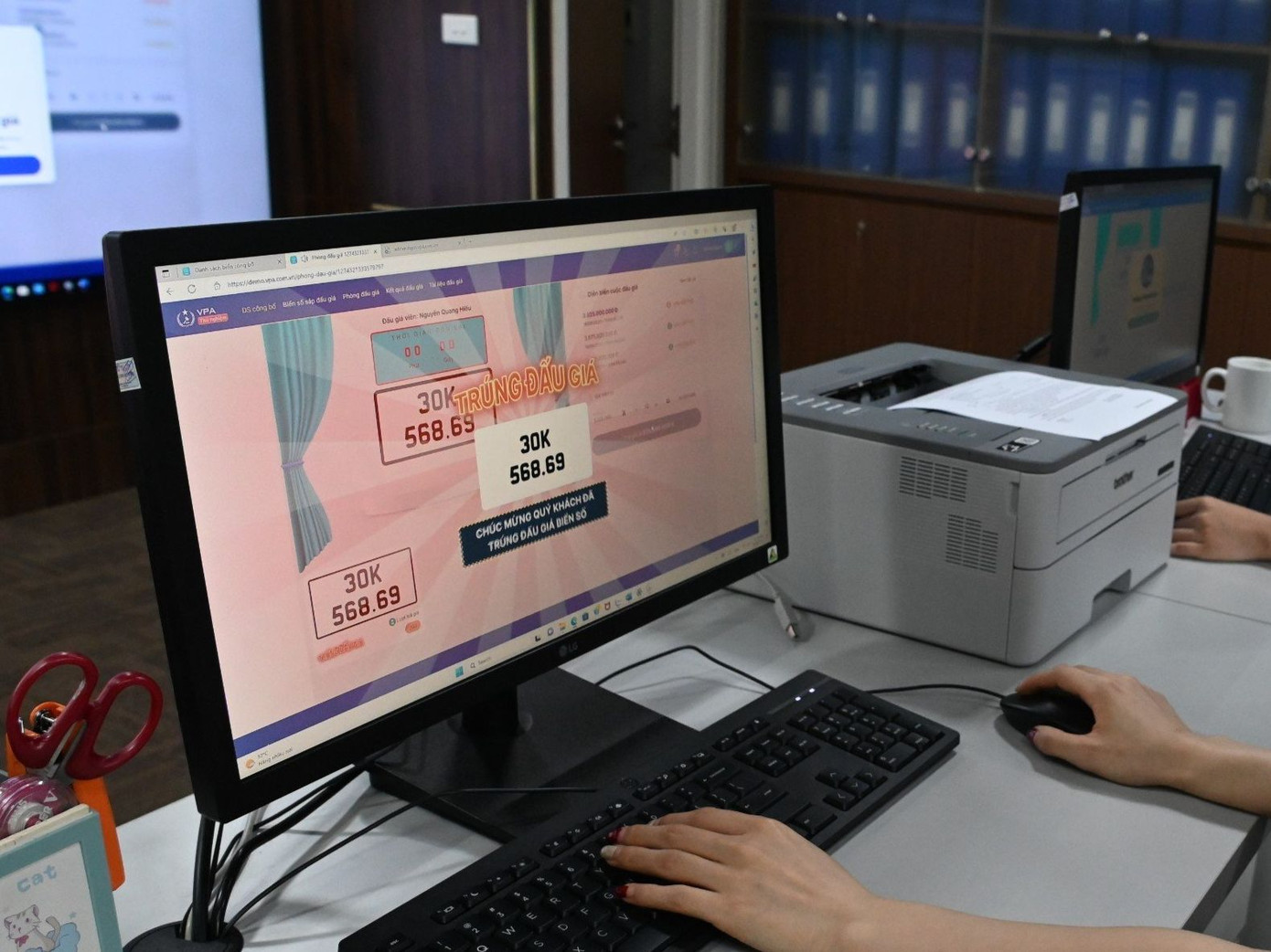 Hình ảnh diễn ra phiên đấu giá thử nghiệm.