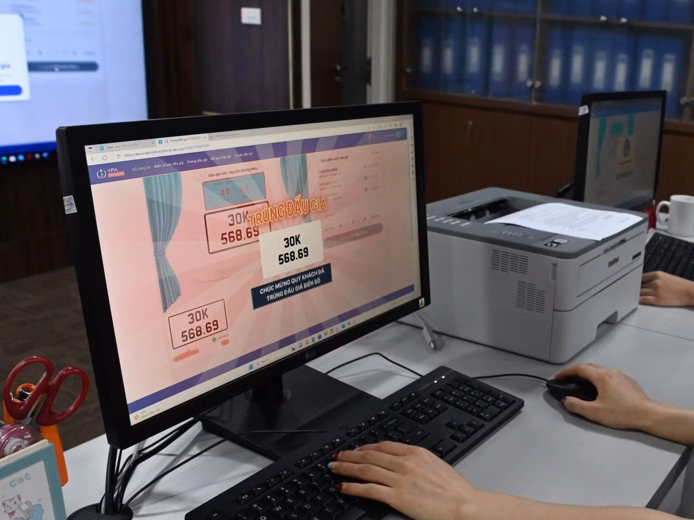 Hình ảnh diễn ra phiên đấu giá thử nghiệm.