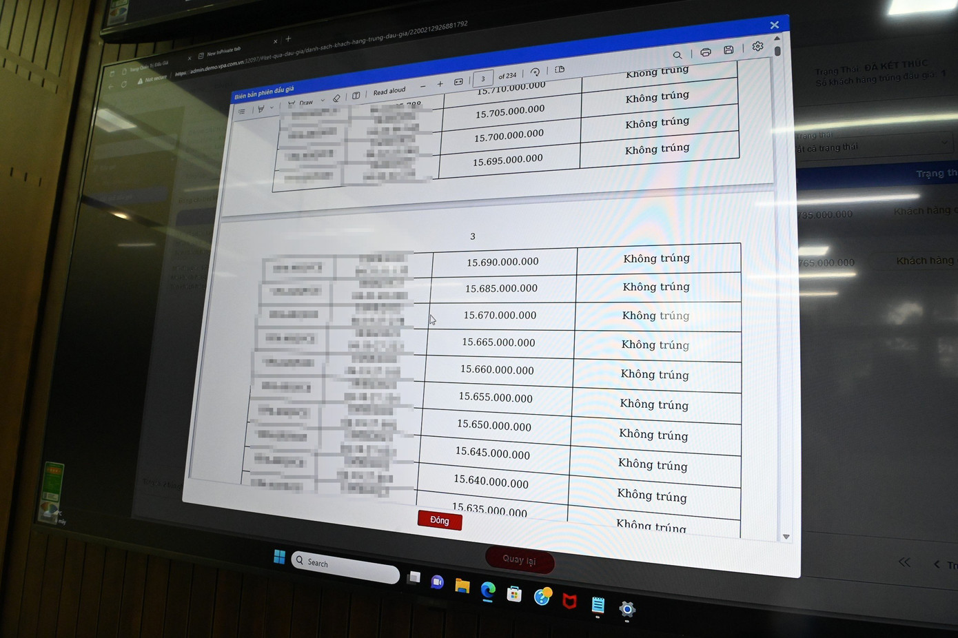 Đối với cuộc đấu giá kết thúc đúng quy định, cán bộ làm nhiệm vụ sẽ thực hiện ký biên bản online (chữ ký số) cùng với đó là các thủ tục khác như: cấp thông báo cho người trúng đấu giá, thu tiền của người trúng đấu giá, cấp văn bản xác nhận biển số trúng đấu giá...