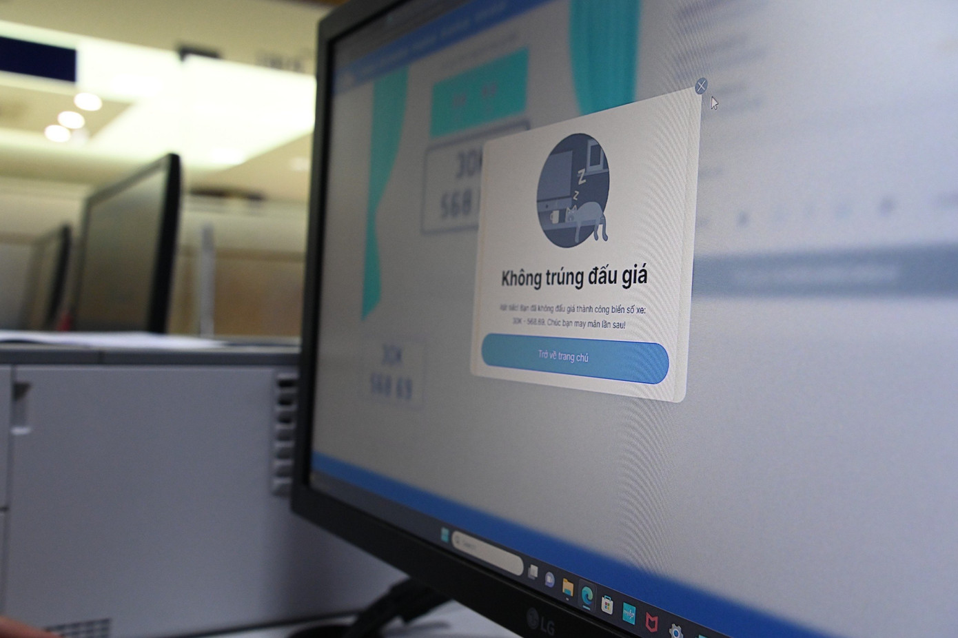 Cụ thể, các cán bộ, chiến sỹ làm nhiệm vụ giám sát sẽ theo dõi toàn bộ diễn biến các cuộc đấu giá được thể hiện trên màn hình điều hành bao gồm: số kế hoạch, tên phiên, thời gian bắt đầu và thời gian kết thúc, số lượng biển số đấu giá, lãnh đạo phụ trách phiên đấu giá và đấu giá viên, số lượng khách hàng tham gia, diễn biến quá trình đấu giá…