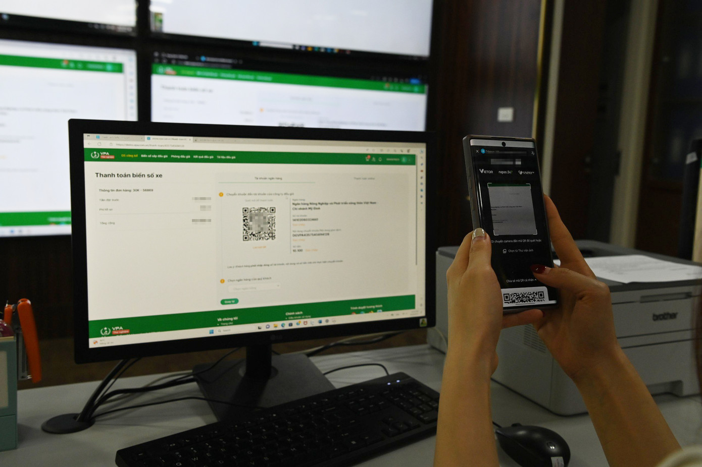 Khách hàng có thể đăng ký tham gia đăng ký biển số xe theo ý muốn 3 ngày trước khi diễn ra cuộc đấu giá biển số đó. Sau khi phiên đấu giá kết thúc, người trúng đấu giá phải tích vào biên bản trúng đấu giá, theo dõi thư điện tử để nhận thông báo. Khi người trúng đấu giá hoàn tất nghĩa vụ tài chính sẽ được cấp văn bản xác nhận biển số trúng đấu giá kèm theo mã đăng ký biển số xe.