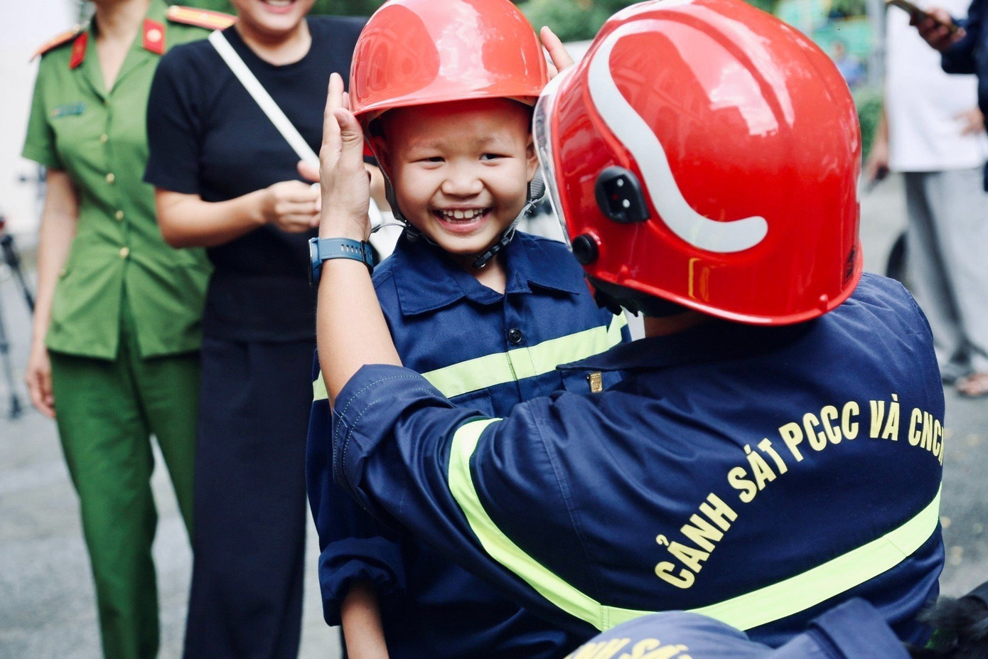 Trần Đặng Trung Quân trong trang phục cảnh sát PCCC tham gia buổi diễn tập cứu hộ giả định. Ảnh CACC