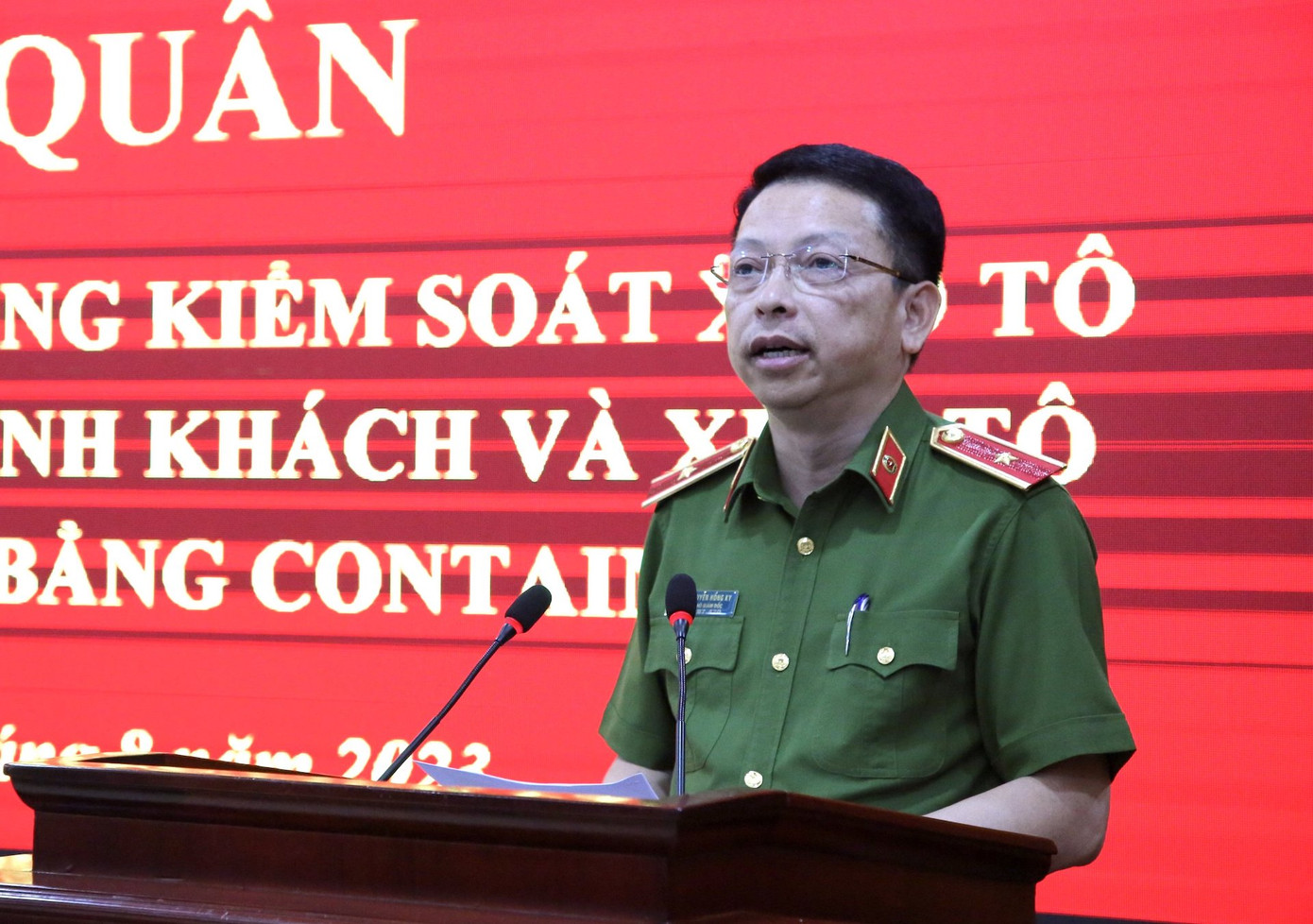 Thiếu tướng Nguyễn Hồng Ky - Phó giám đốc Công an TP Hà Nội. Thiếu tướng Nguyễn Hồng Ky - Phó giám đốc Công an TP Hà Nội.