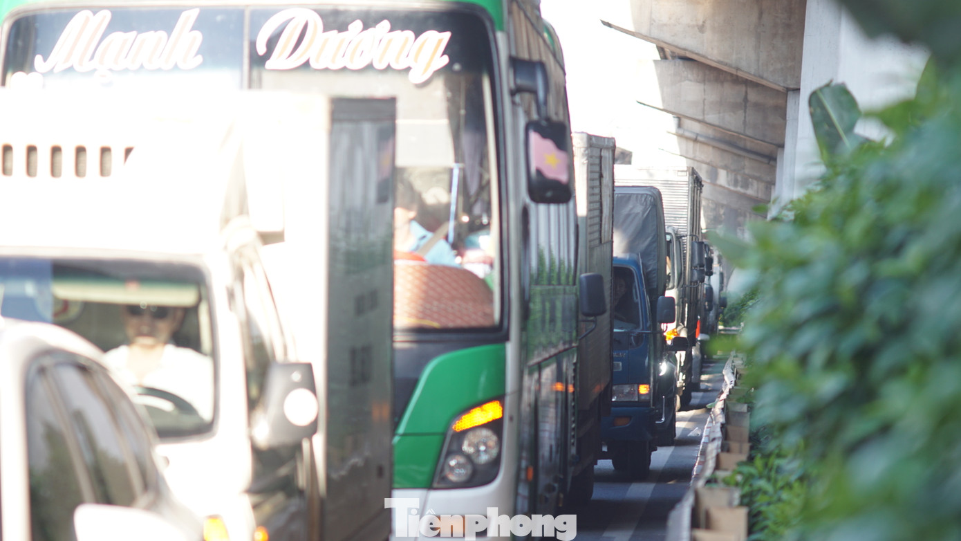 Hướng từ cầu Thanh Trì vào trung tâm Hà Nội các phương tiện cũng bị ùn dài.