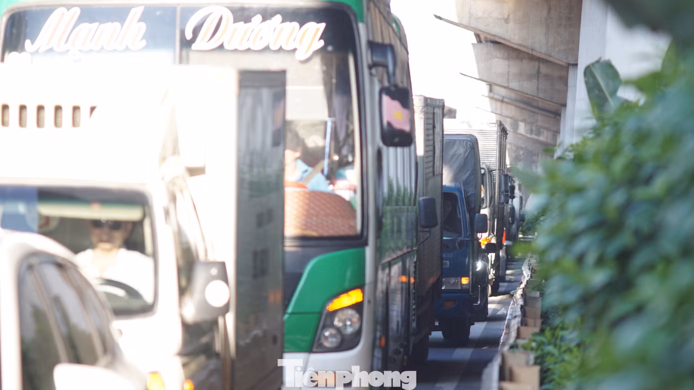 Hướng từ cầu Thanh Trì vào trung tâm Hà Nội các phương tiện cũng bị ùn dài.