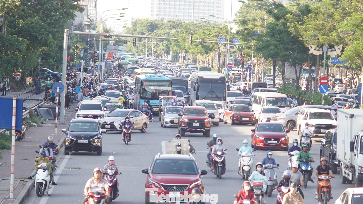 Nắm bắt lưu lượng phương tiện tăng cao vào chiều và tối hôm nay, lực lượng CSGT Hà Nội huy động tối đa cán bộ chiến sĩ túc trực tại các tuyến đường để điều tiết giao thông.