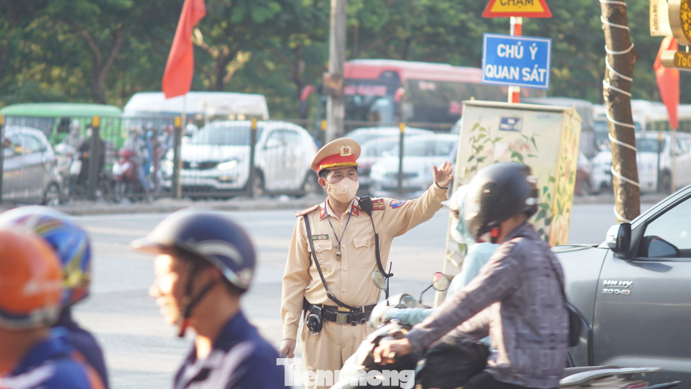Tổ công tác Đội CSGT đường bộ số 14 được huy động từ rất sớm để phân làn giao thông. Đồng thời, có sự hỗ trợ của lực lượng công an và thanh tra giao thông.