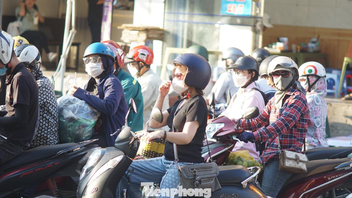 Chiều 31/8, thời tiết nắng nóng khiến nhiều người mệt mỏi.