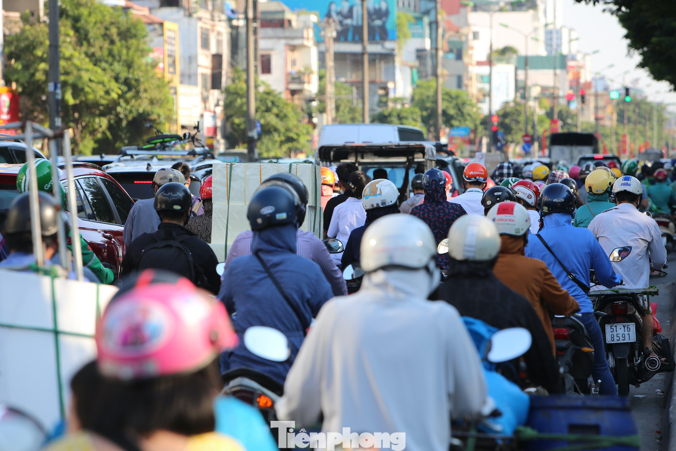 Tại các khu vực đèn tín hiệu người dân phải mất hơn 5 phút để di chuyển qua.
