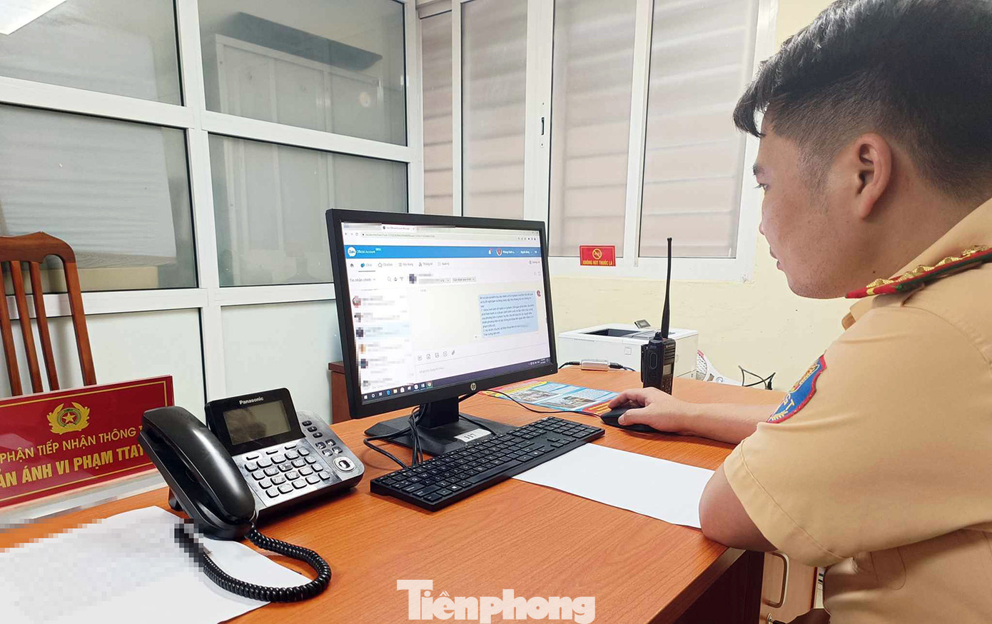 Cán bộ, chiến sĩ Phòng CSGT Hà Nội tiếp nhận thông tin qua trang Zalo. Cán bộ, chiến sĩ Phòng CSGT Hà Nội tiếp nhận thông tin qua trang Zalo.