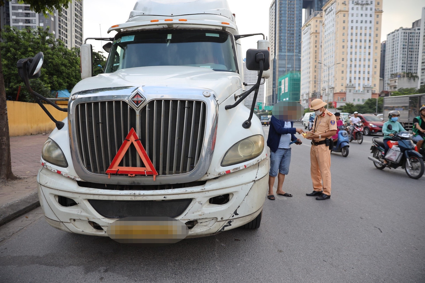 Tổ công tác Đội CSGT đường bộ số 6 dừng kiểm tra xe container. Tổ công tác Đội CSGT đường bộ số 6 dừng kiểm tra xe container.
