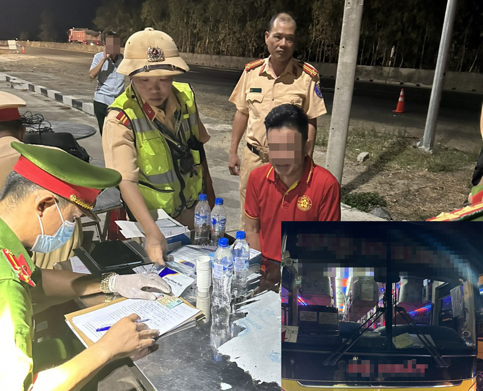 Lực lượng chức năng lập biên bản tài xế vi phạm. Lực lượng chức năng lập biên bản tài xế vi phạm.