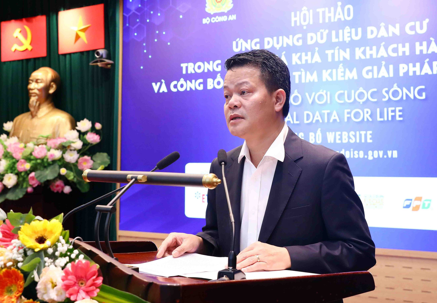 Đại tá Vũ Văn Tấn Cục phó Cục Cảnh sát QLHC về TTXH.