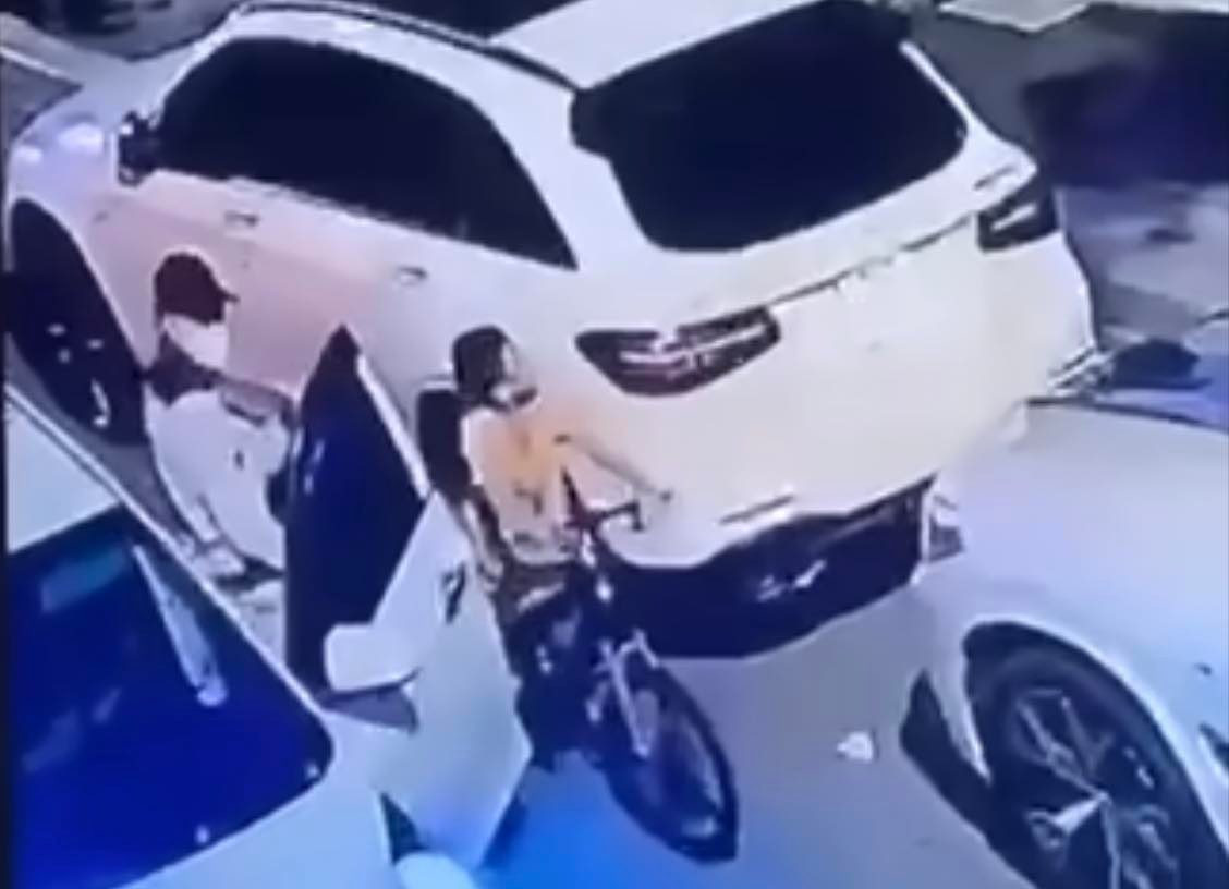 Đối tượng đi ô tô bắt cóc bé trai 7 tuổi.