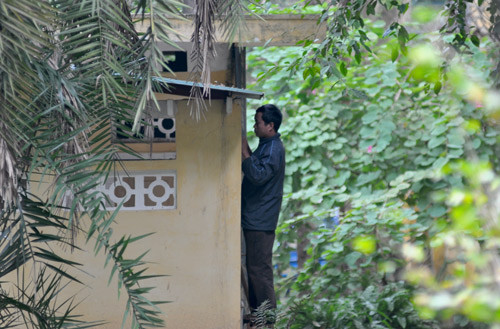 Gã đàn ông bệnh hoạn đang rình mò phía sau. Gã đàn ông bệnh hoạn đang rình mò phía sau