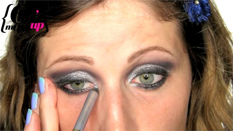 Kết quả cuối cùng Sau khi sử lí lớp phấn nền và phủ nhẹ nhàng, bạn chú ý tâm điểm vào đôi mắt Kết thúc cho đôi mắt là một chút má hồng cam nhẹ Và một chút son môi màu nude, hoặc hồng nhạt tự nhiên