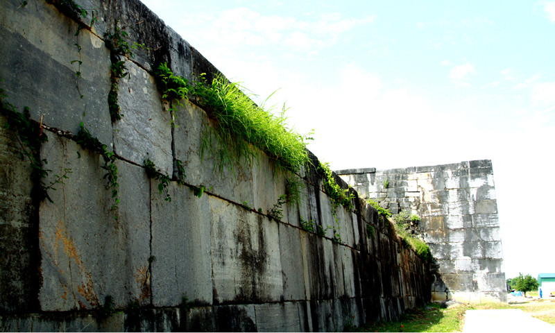 Bên ngoài thành, các phiến đá lớn được mài nhẵn ghép với nhau