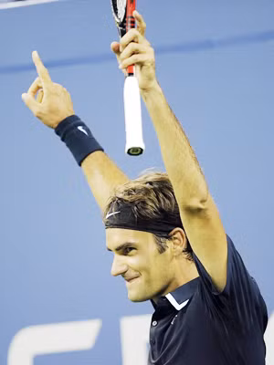 Roger Federer vui mừng sau pha bóng xuất thần	Ảnh: Reuters